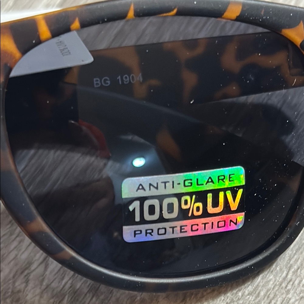 Tortoise Shell Sunglasses with UV Protection - Picture 3 of 5